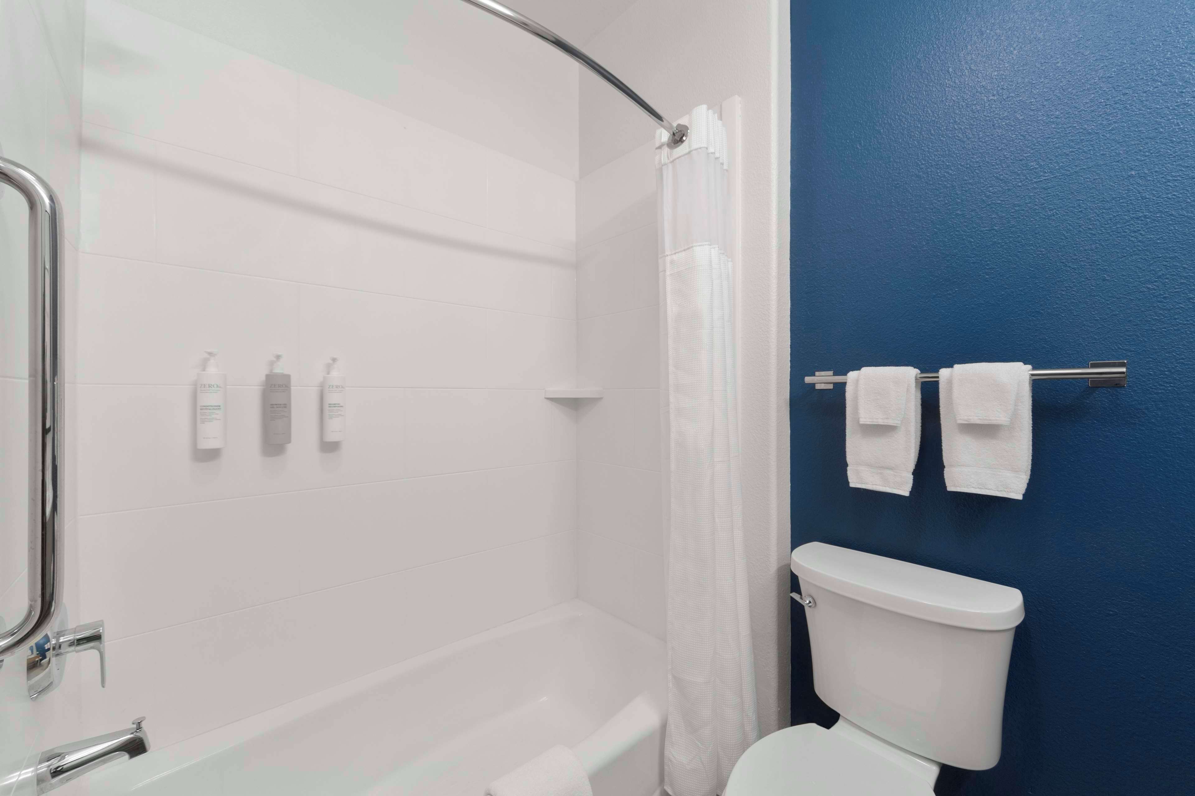 Baignoire, articles de toilette gratuits, sèche-cheveux
