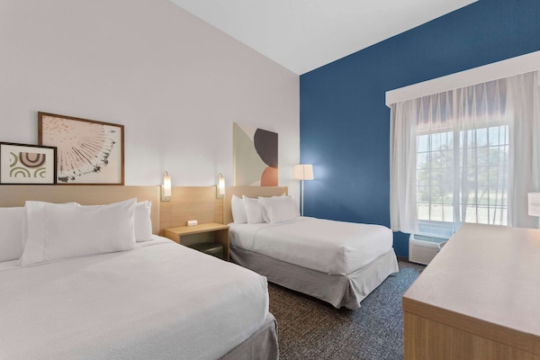 Habitación, 2 camas Queen size, con acceso para personas discapacitadas, tina (Mobility) | Ropa de cama de alta calidad, escritorio y cortinas blackout