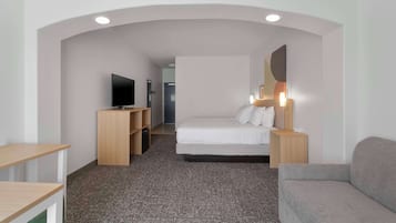 Værelse - 1 kingsize-seng (with Sofa) | Premium-sengetøj, skrivebord, mørklægningsgardiner