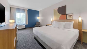 Hochwertige Bettwaren, Schreibtisch, Verdunkelungsvorhänge