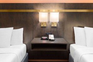Premium bedding, desk, blackout curtains, iron/ironing board - La Quinta Inn & Suites by Wyndham Olathe (Olathe)