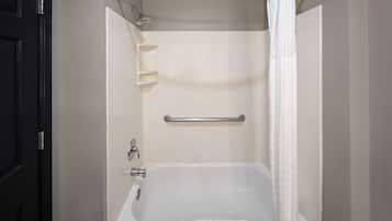 Une salle de bain moderne équipée d’une baignoire, d’une douche, d’un porte-serviettes et d’un porte-savon.