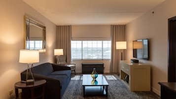 Hochwertige Bettwaren, Schreibtisch, Verdunkelungsvorhänge