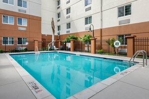 Outdoor pool - Candlewood Suites Fort Myers Sanibel Gateway by IHG (Fort Myers)
