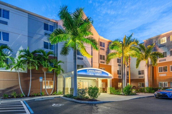 Exterior - Candlewood Suites Fort Myers Sanibel Gateway by IHG (Fort Myers)
