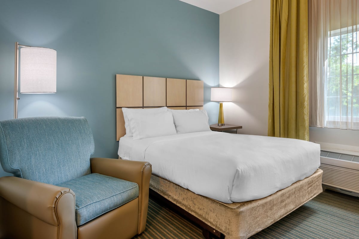1 bedroom, premium bedding, down comforters, desk