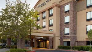 Un hôtel au design moderne, doté d’une entrée imposante et d’une signalétique claire indiquant qu’il s’agit d’un établissement Springhill Suites by Marriott.