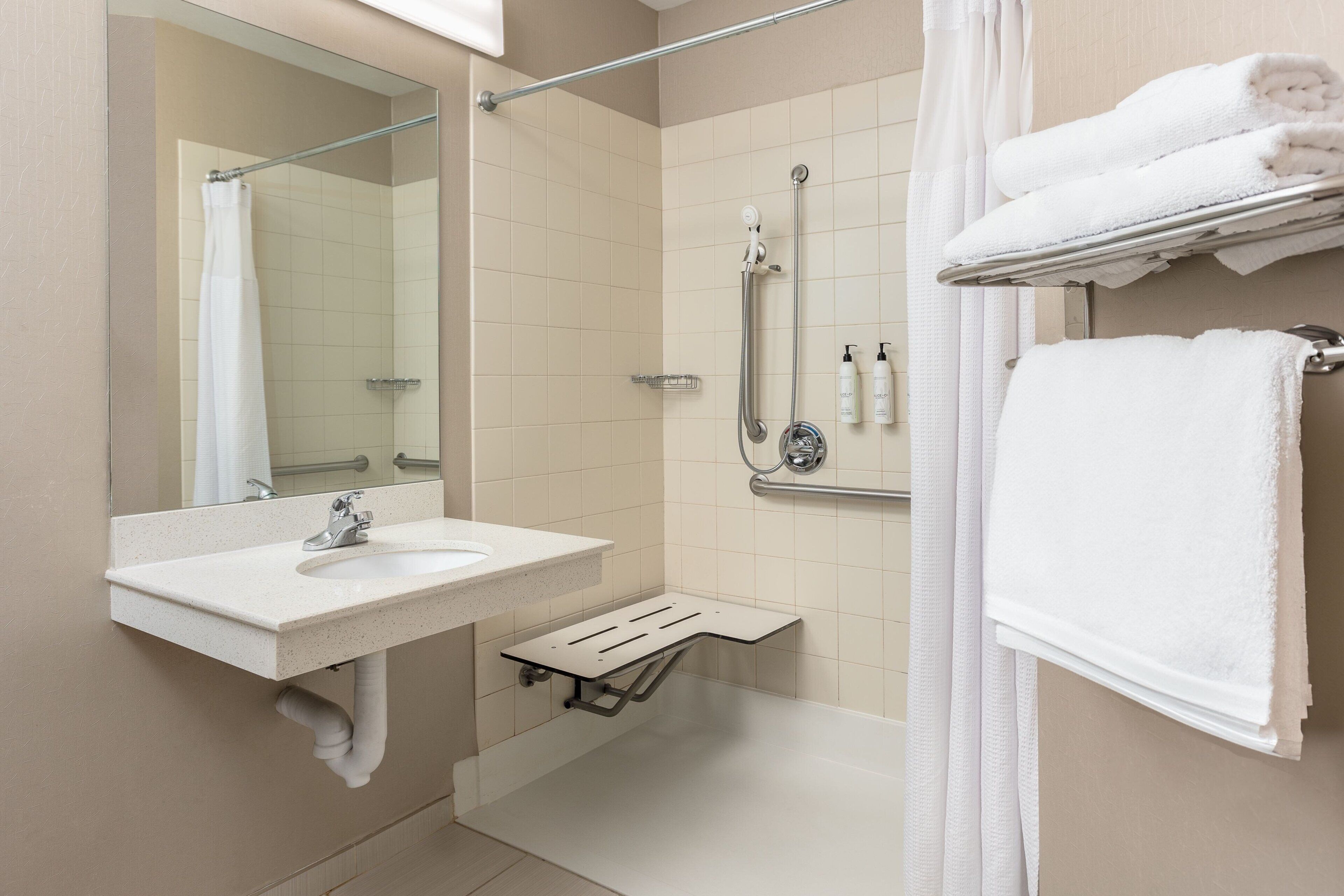 Ducha y bañera combinadas y artículos de higiene personal gratuitos
