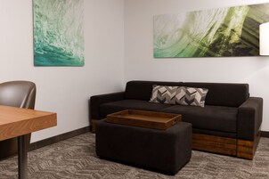 Roupas de cama antialérgicas, cofres nos quartos, escrivaninha