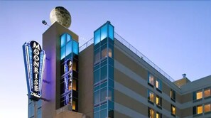 Exterior detail - Moonrise Hotel (St. Louis)