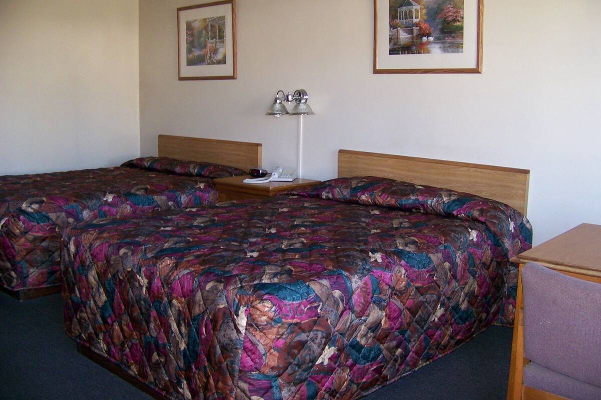 Escritorio y ropa de cama 