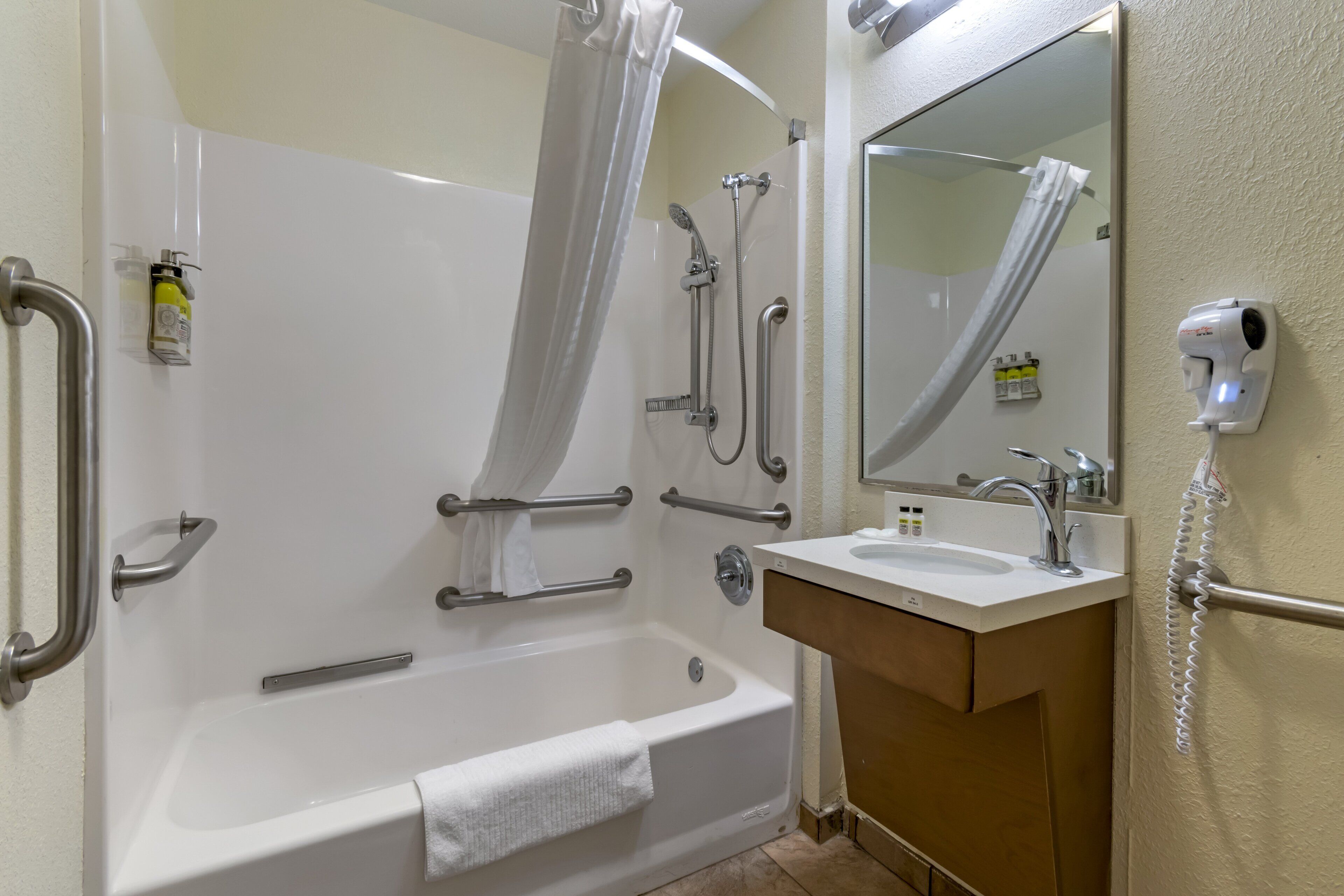 combined shower/bathtub, free toiletries, hair dryer, towels