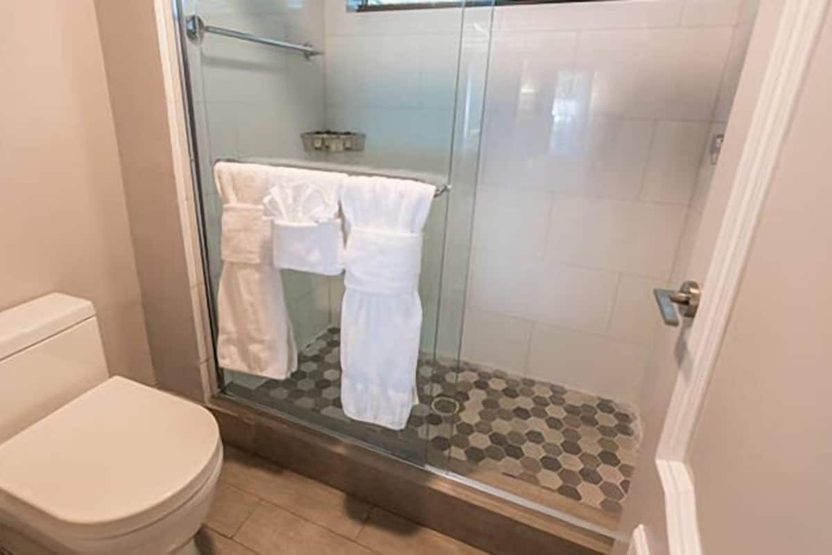 Salle de bain | Douche, douche à « effet pluie », articles de toilette de luxe