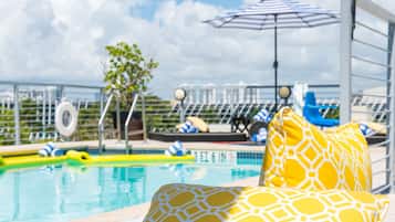 2 kolam renang outdoor, dengan cabana gratis dan payung kolam renang