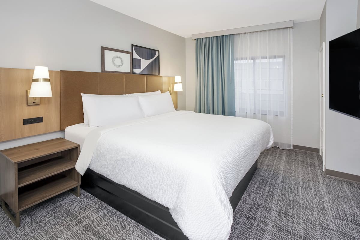 Suite, 1 habitación, cocina (1 King Bed) | Escritorio, cortinas blackout y tabla de planchar con plancha