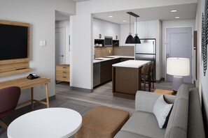 Escritorio, cortinas blackout y tabla de planchar con plancha 