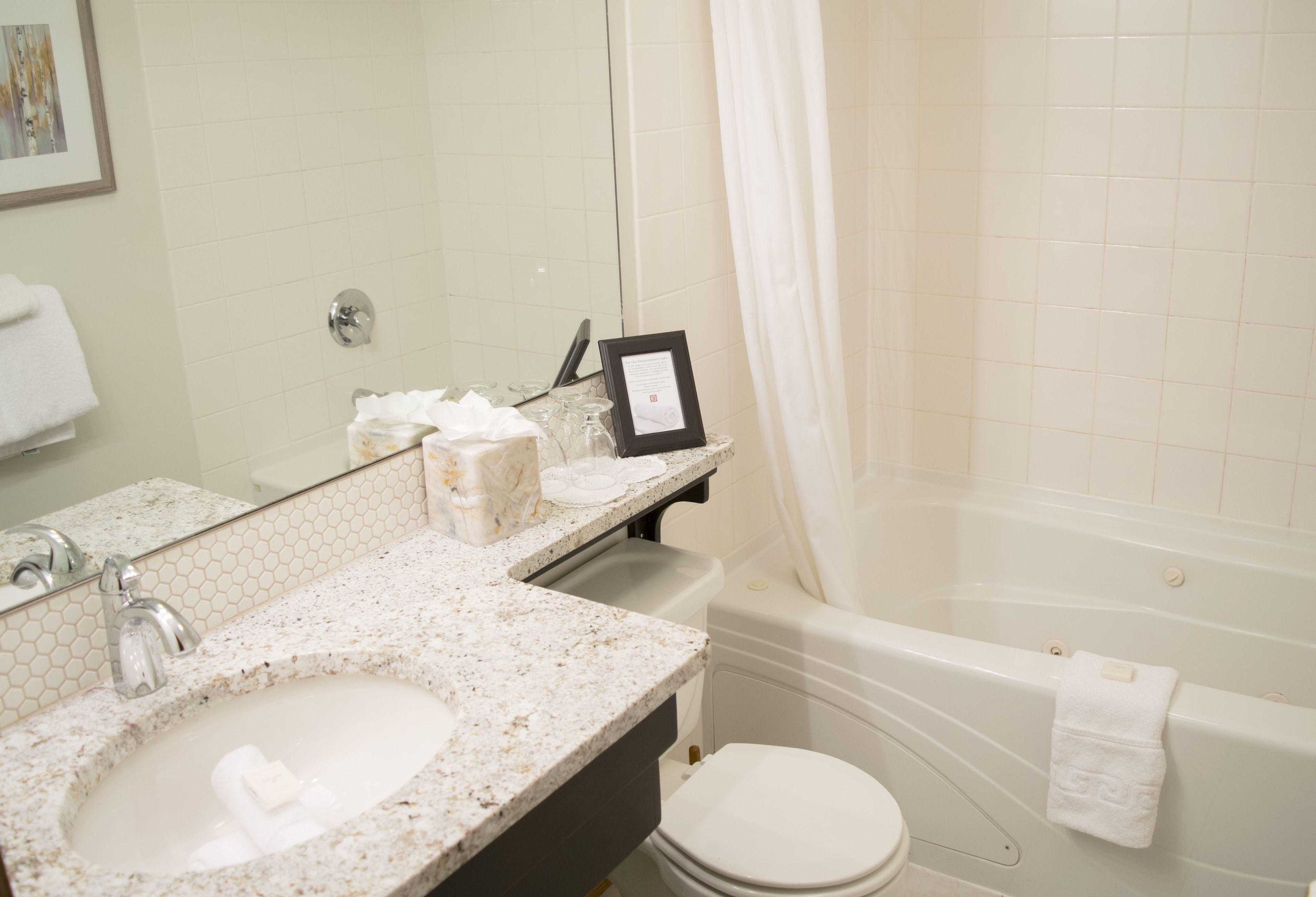 Un baño con lavamanos, inodoro y bañera.