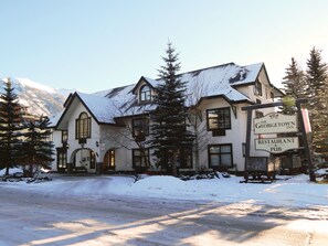 Front of property - The Georgetown Inn (Canmore)