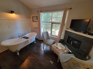 Deep soaking bathtub - The Georgetown Inn (Canmore)