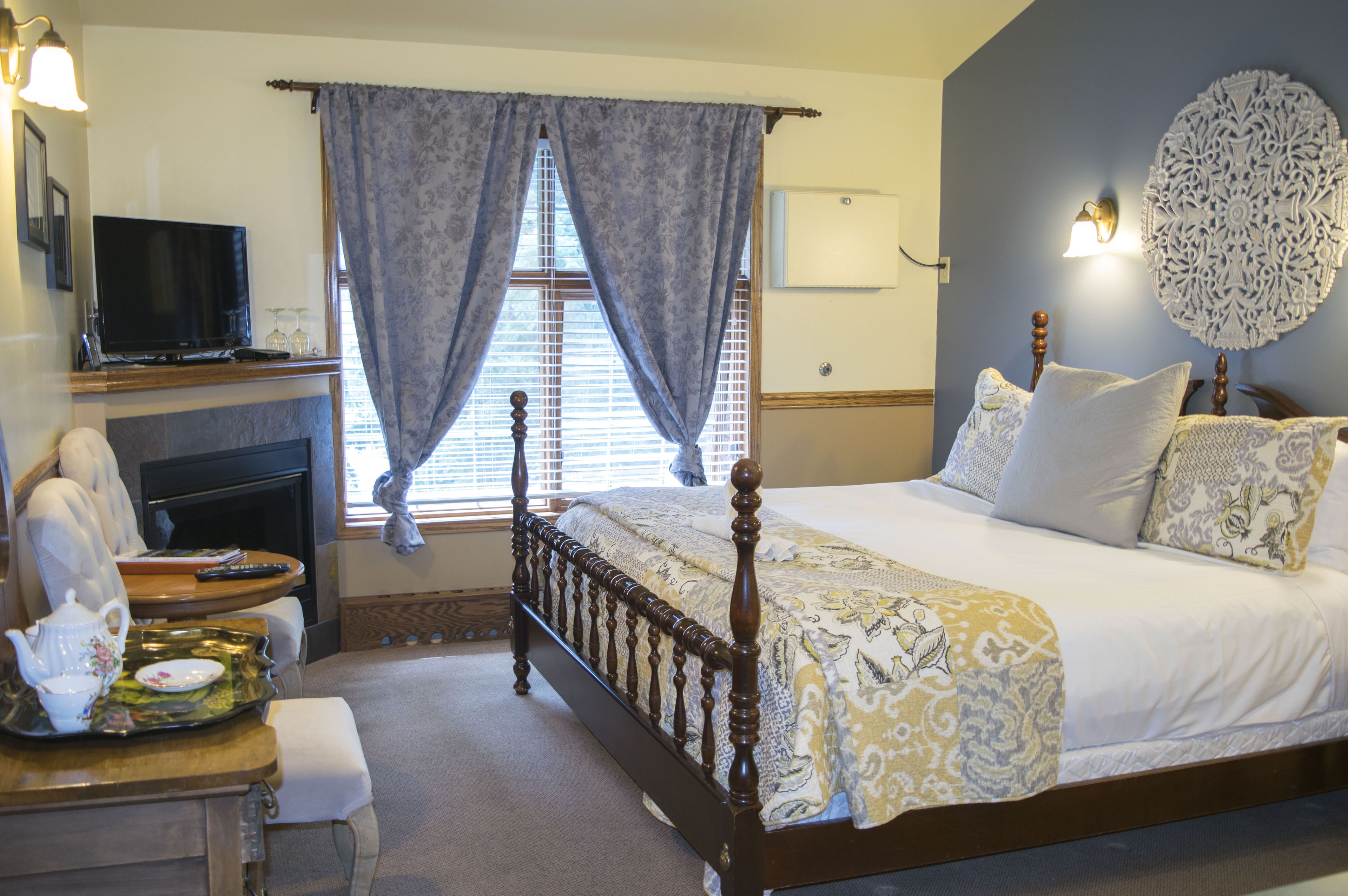 Standard Room, 1 King Bed | Individually decorated, individually furnished, iron/ironing board