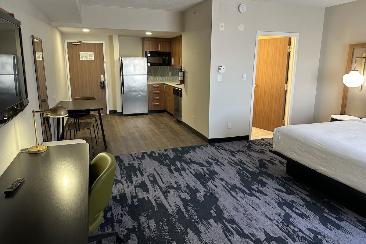 Suite, 1 Katil Raja (King) dengan Katil Sofa, Kitchenette | Peti besi dalam bilik, seterika/papan seterika, Wi-fi percuma