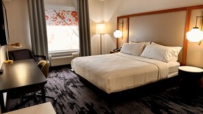 Rom – deluxe, 1 kingsize-seng | Safe på rommet, strykejern/-brett, wi-fi (inkludert) og sengetøy