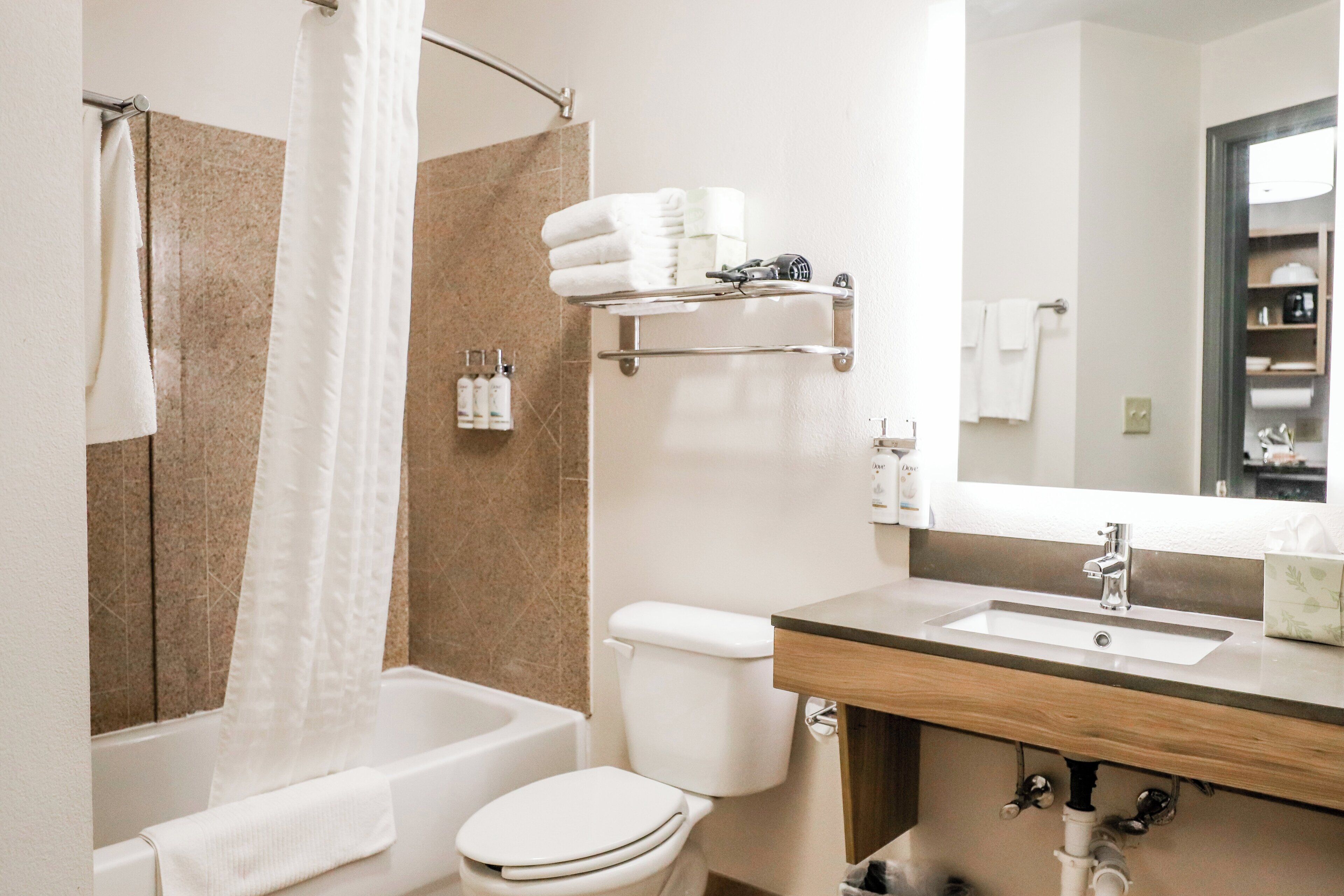 studio suite, 2 double beds | bathroom | combined shower/bathtub, free toiletries, hair dryer, towels
