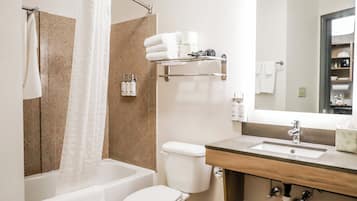 Studio Suite, 2 Double Beds | Bathroom