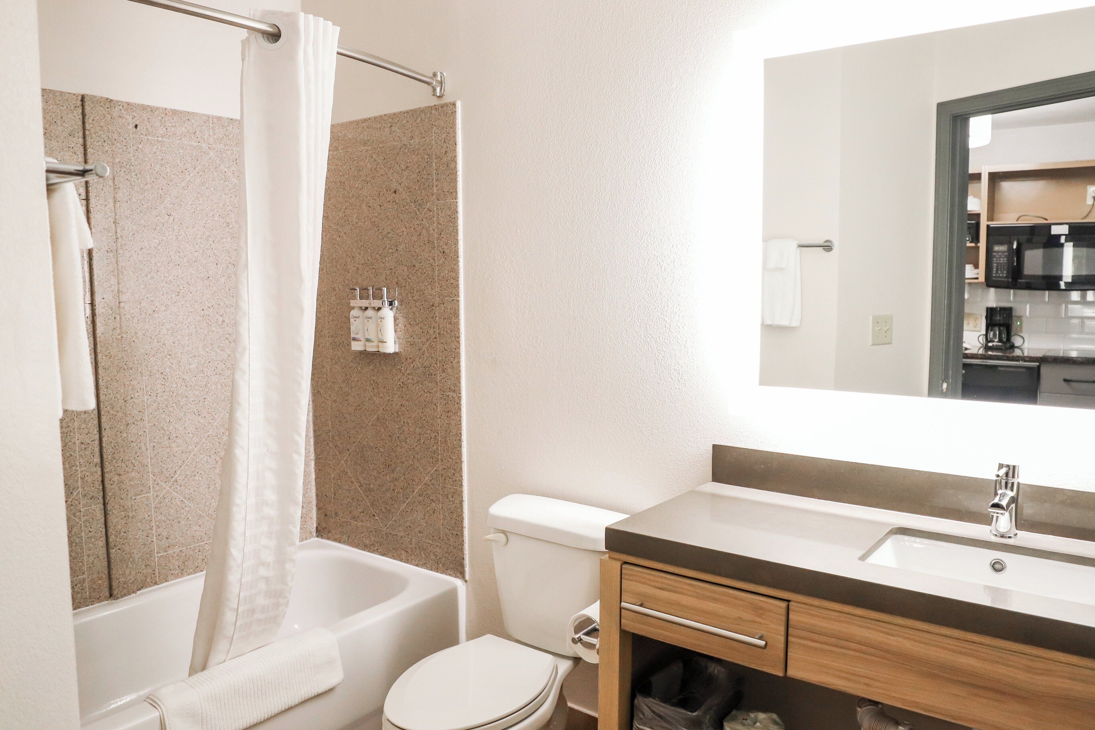studio suite, 2 queen beds | bathroom | combined shower/bathtub, free toiletries, hair dryer, towels