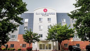 Un hotel de diseño moderno, con un logotipo destacado en la parte superior y fachada de ladrillo.