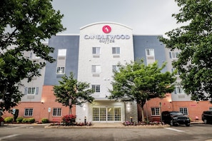 Un hotel de diseño moderno, con un logotipo destacado en la parte superior y fachada de ladrillo.