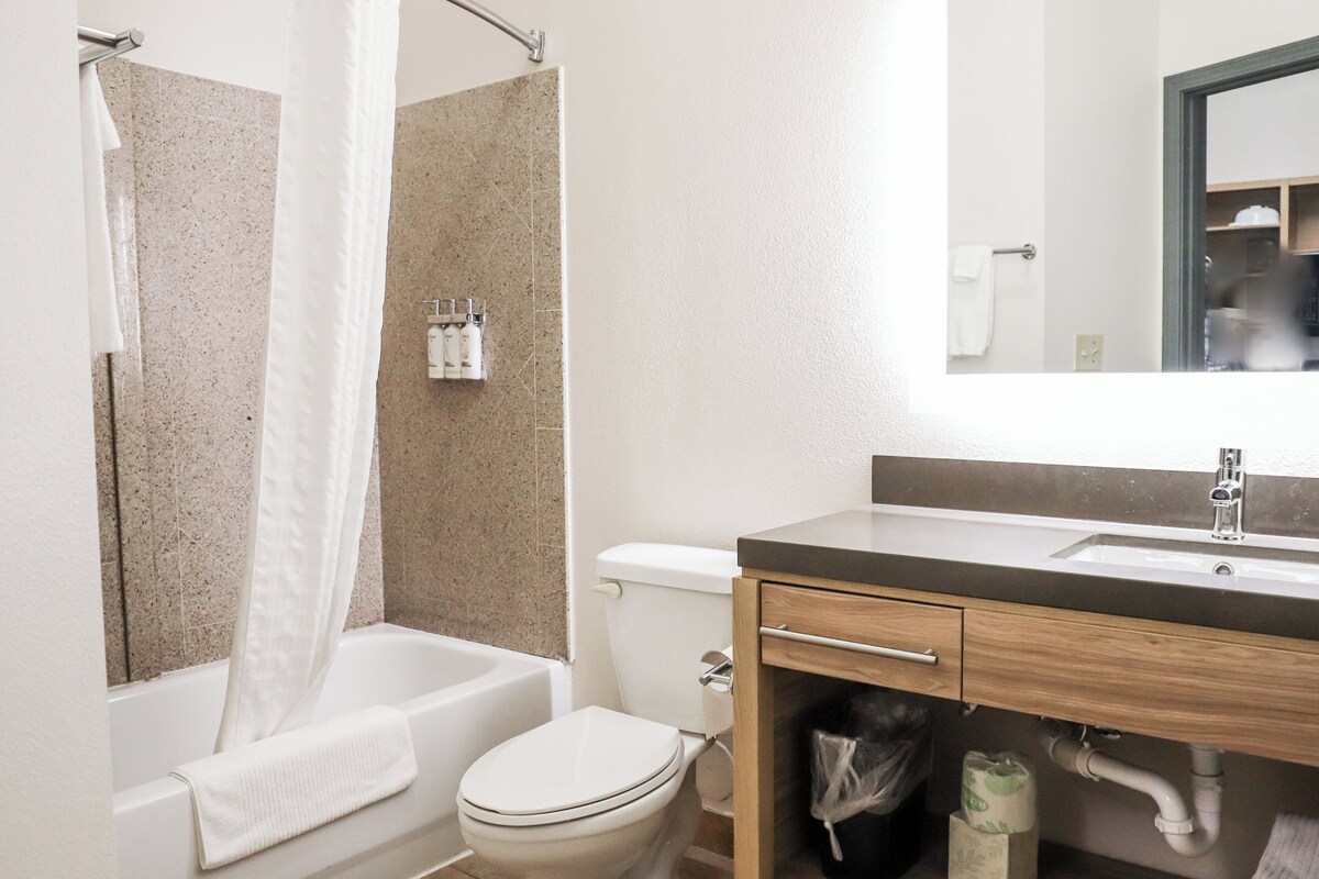 Un baño con bañera, inodoro y lavamanos.