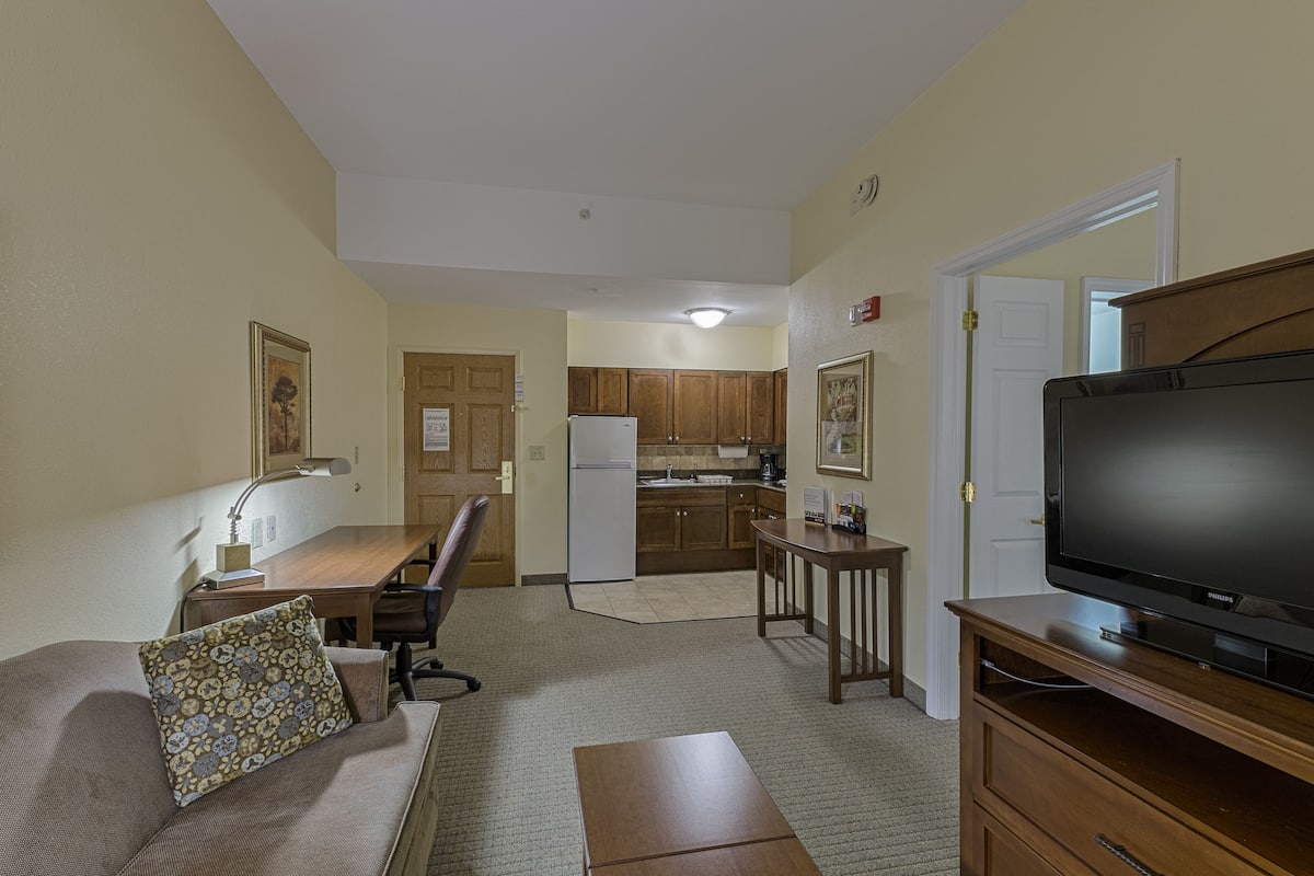 1 bedroom, in-room safe, desk, iron/ironing board
