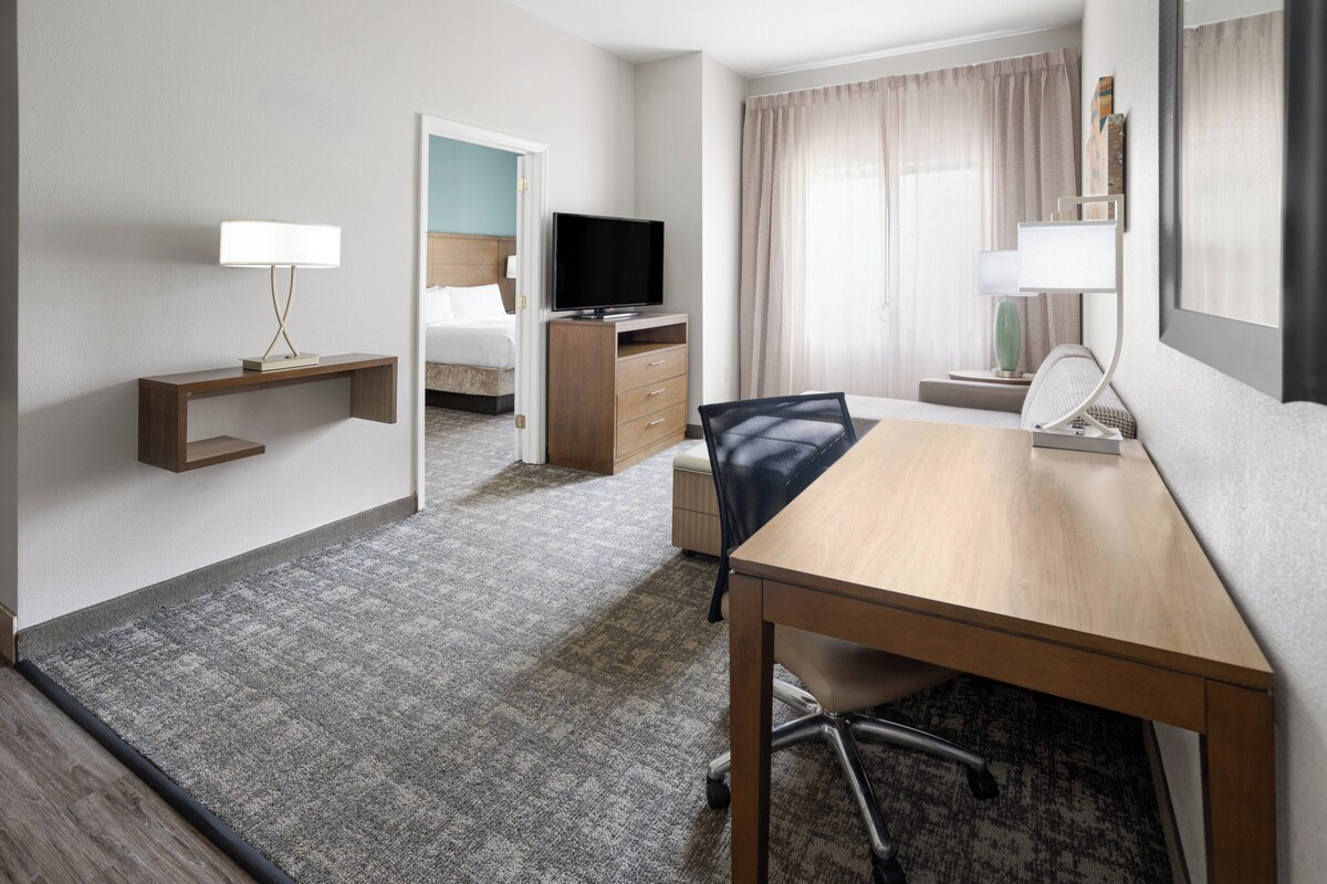 Suite, 1 soverom, tilgjengelighetstilpasset, kjøkken (Comm, Roll-In Shower) | Safe på rommet, skrivebord, strykejern/-brett og wi-fi (inkludert)