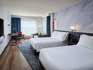 エグゼクティブ ルーム クイーンベッド 2 台 (Newly Renovated) | 羽毛の掛け布団、ピロートップベッド、セーフティボックス (室内)、デスク