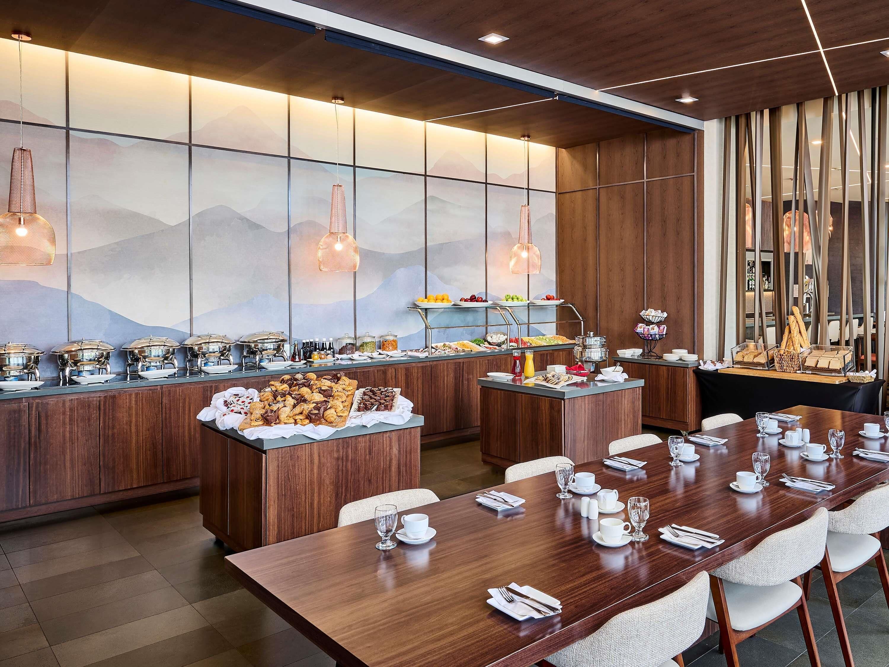Se sirven desayunos, comidas, cenas y brunch