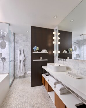 Artículos de tocador de diseñador, secador de pelo, pantuflas, toallas