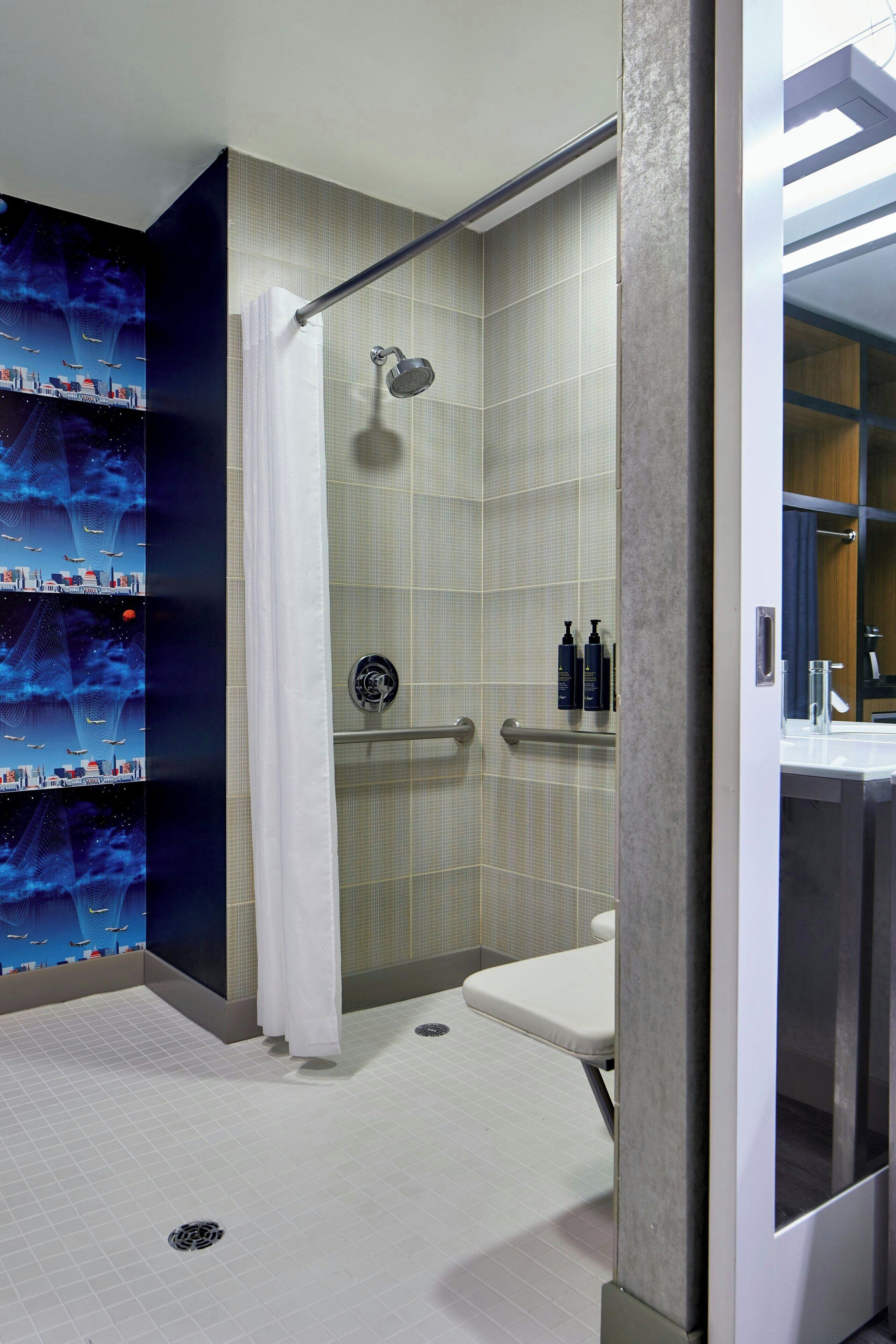 Une salle de bain moderne équipée d’une douche, de toilettes et d’un lavabo.