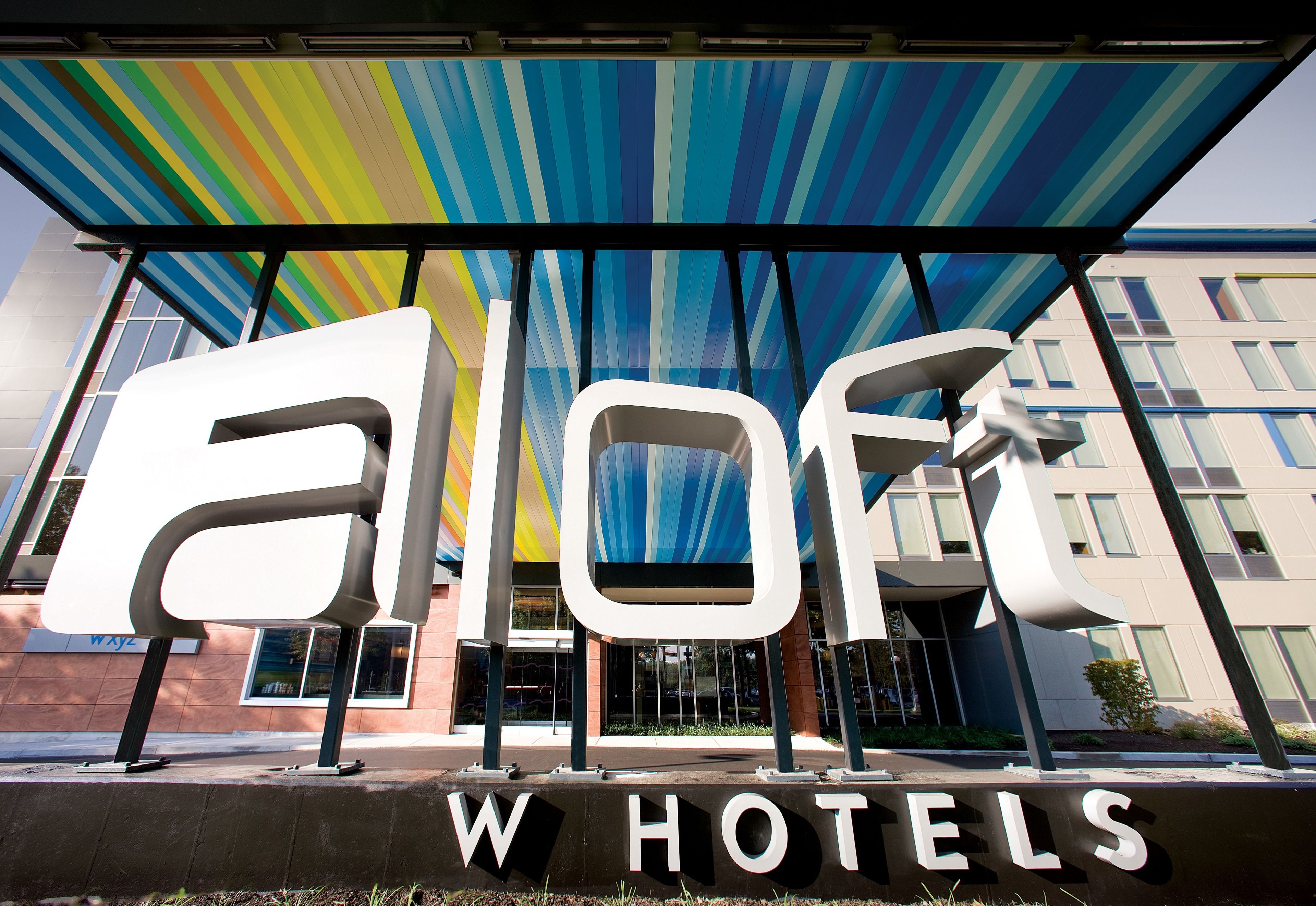 Ein Hotel Eingang, auf dem der Schriftzug 'W HOTELS' gut sichtbar angebracht ist.