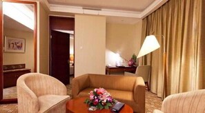 Premium bedding, down comforters, minibar, in-room safe