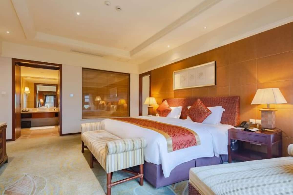 Down duvets, minibar, in-room safe, desk