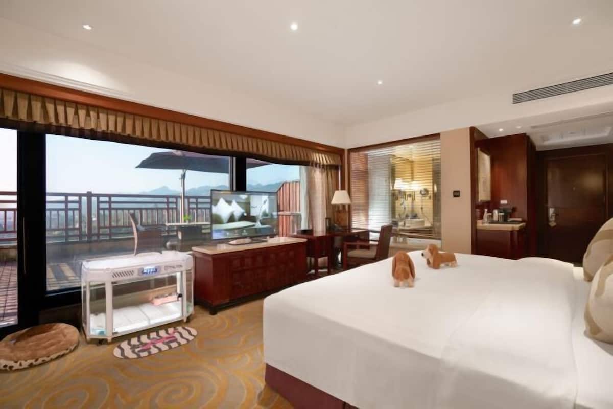 Down duvets, minibar, in-room safe, desk