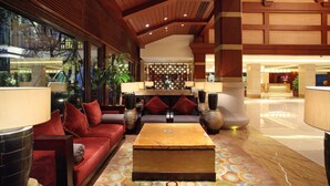 A spacious lobby with a high ceiling, wooden beams, and a central seating area with sofas and a coffee table. - Howard Johnson Conference Resort Chengdu (Chengdu)