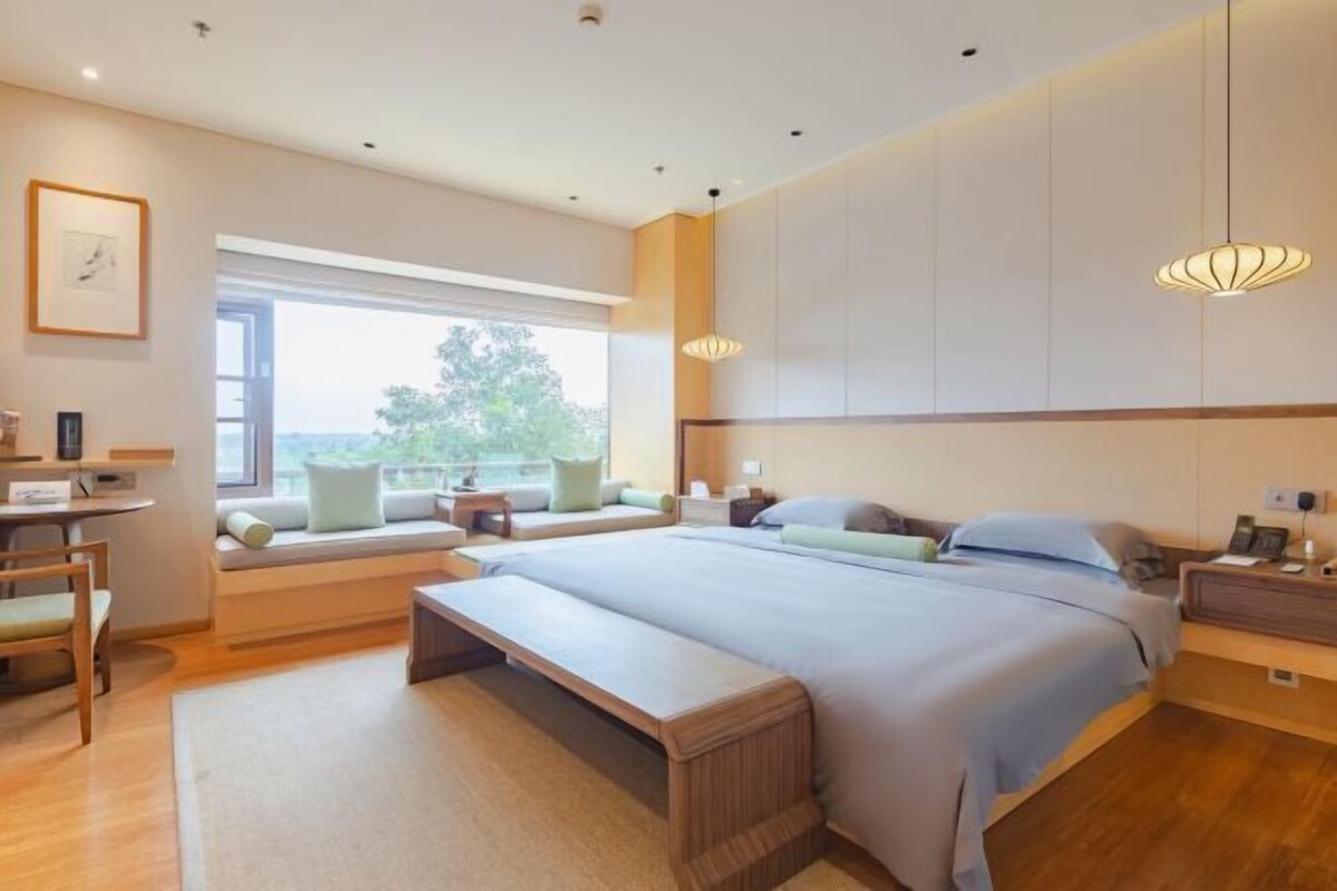 Down comforters, minibar, in-room safe, desk