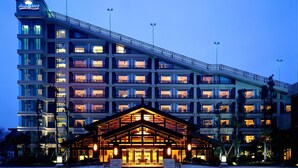 A multi-story hotel with a prominent entrance and balconies. - Howard Johnson Conference Resort Chengdu (Chengdu)
