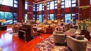A spacious lobby with multiple seating areas, large windows, and a chandelier. - Howard Johnson Conference Resort Chengdu (Chengdu)