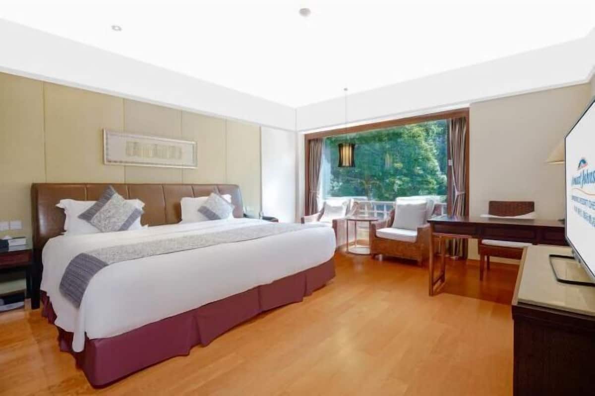 Down duvets, minibar, in-room safe, desk