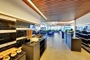 2 개의 레스토랑, 아침 식사 제공