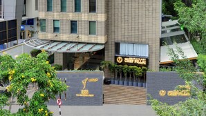 Un hôtel moderne, reconnaissable à son enseigne bien visible indiquant « IRIS, hôtel d’affaires », et qui abrite un restaurant appelé « Chef Pilla ».