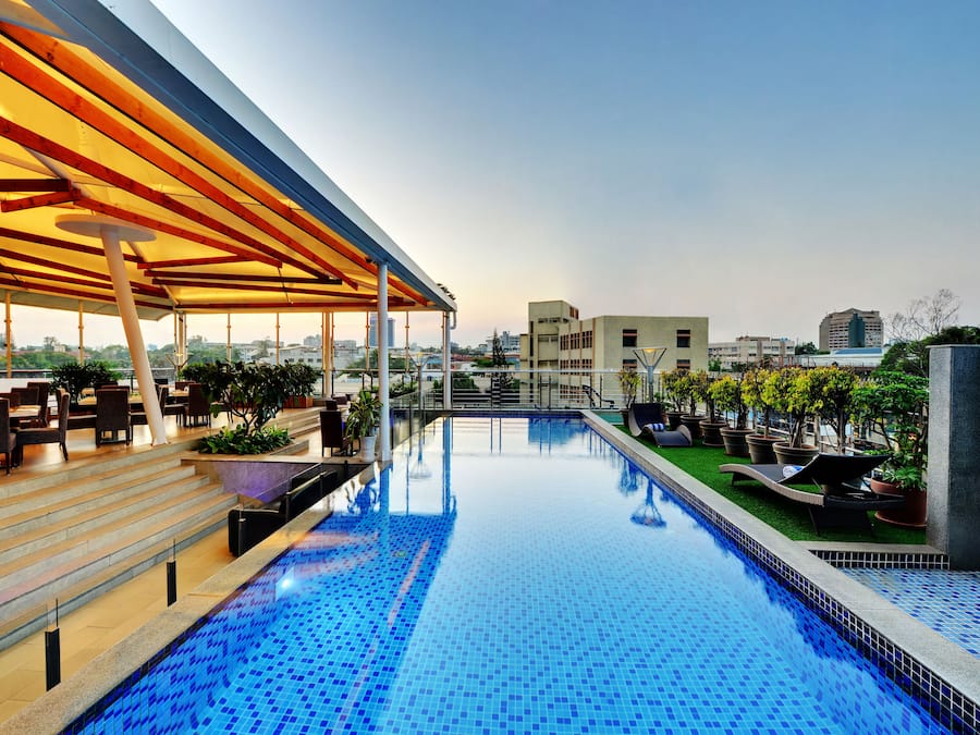 Una piscina al aire libre